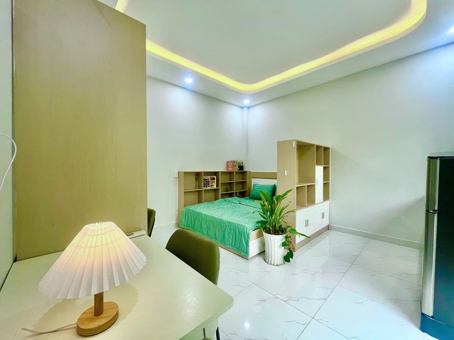 Studio ban công, trống sắn